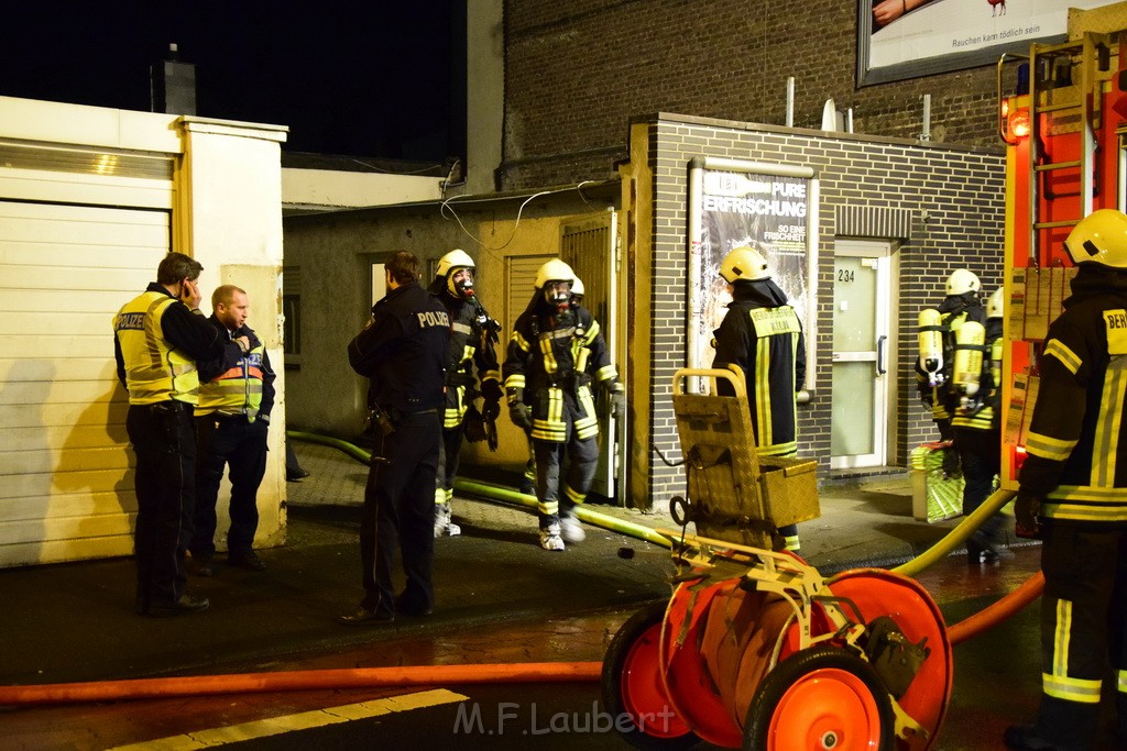 Feuer Hinterhof Garagen Koeln Hoehenberg Olpenerstr P016.JPG - Miklos Laubert